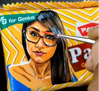 Mia Khalifa Featured on Parle-G Biscuit Cover: Viral Video Shatters 70 Million Views